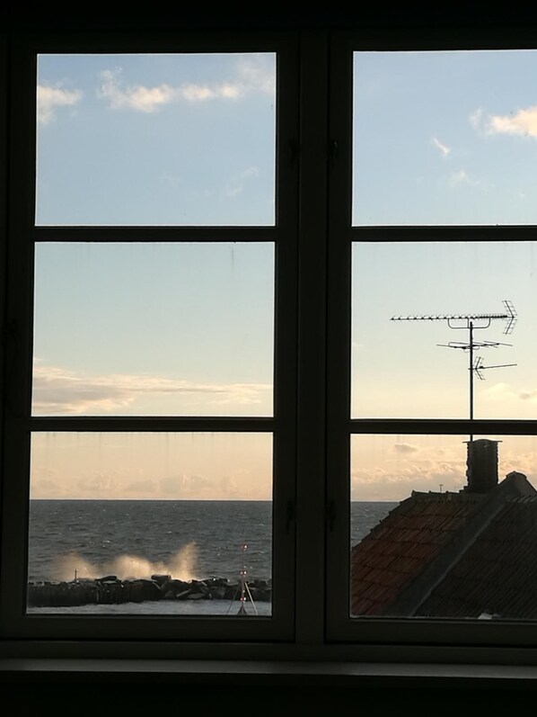 Nær stranden og hvit sand