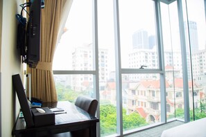 Minibar, coffres-forts dans les chambres, bureau, Wi-Fi gratuit