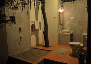 Quadruple Room | Bathroom | Shower, free toiletries, hair dryer, towels - Back of Beyond - Pidurangala (Sigiriya)
