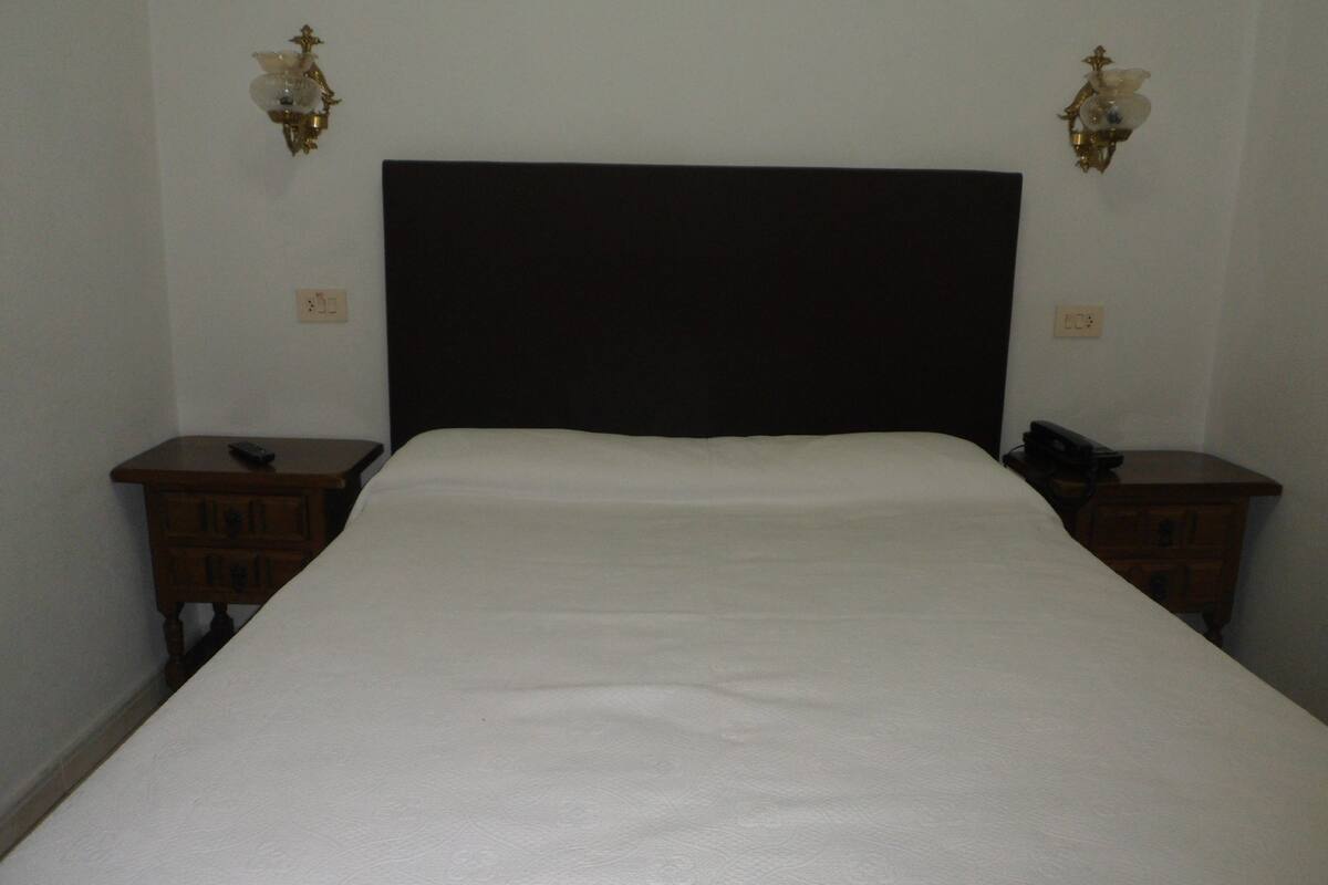 Single Room | In-room safe, desk, laptop workspace, blackout drapes
