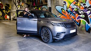 A silver Range Rover in a parking garage with graffiti on the walls. - Hôtel In Situ (Béziers)
