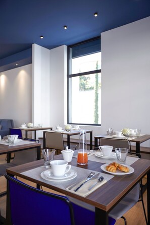 Daily buffet breakfast (EUR 16.00 per person)