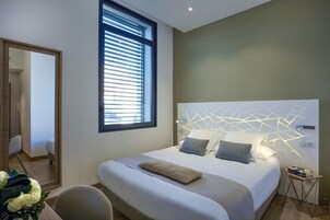 Habitación clásica | Ropa de cama de alta calidad, minibar, caja fuerte y escritorio