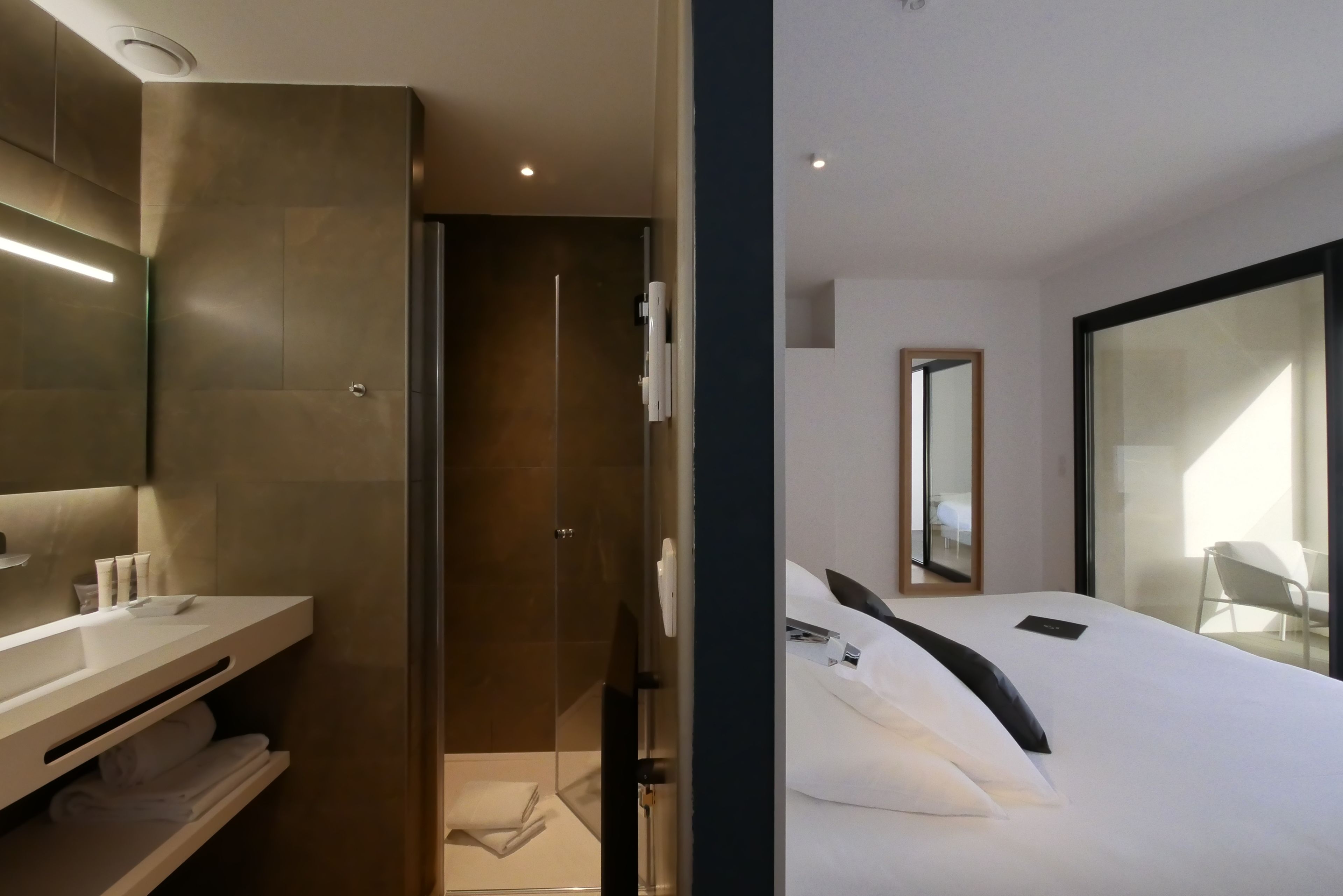 deluxe double or twin room | bathroom | free toiletries, hair dryer, towels