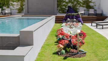 Una piscina al aire libre de temporada (de 08:00 a 21:00), tumbonas