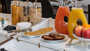 A breakfast buffet with various food items and drinks. - Hôtel In Situ (Béziers)