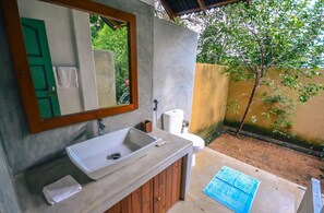 Shower, rainfall showerhead, free toiletries, towels - Back of beyond -  Wellness Retreat (Kahandamodara)