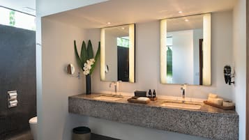 Suite Pool View + Free Minibar | Baño | Artículos de higiene personal de diseño, secador de pelo y albornoces