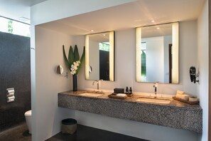 Suite Pool View + Free Minibar | Bathroom | Designer toiletries, hair dryer, bathrobes, slippers - Viroth's Hotel (Siem Reap)