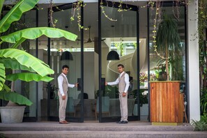 Property entrance - Viroth's Hotel (Siem Reap)