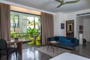 Suite Pool View + Free Minibar | 高档床上用品、加厚床垫、客房内保险箱、特色装修