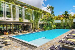 Outdoor pool, pool umbrellas, sun loungers - Viroth's Hotel (Siem Reap)