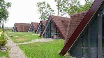 Cots/infant beds, rollaway beds, free WiFi, bed sheets