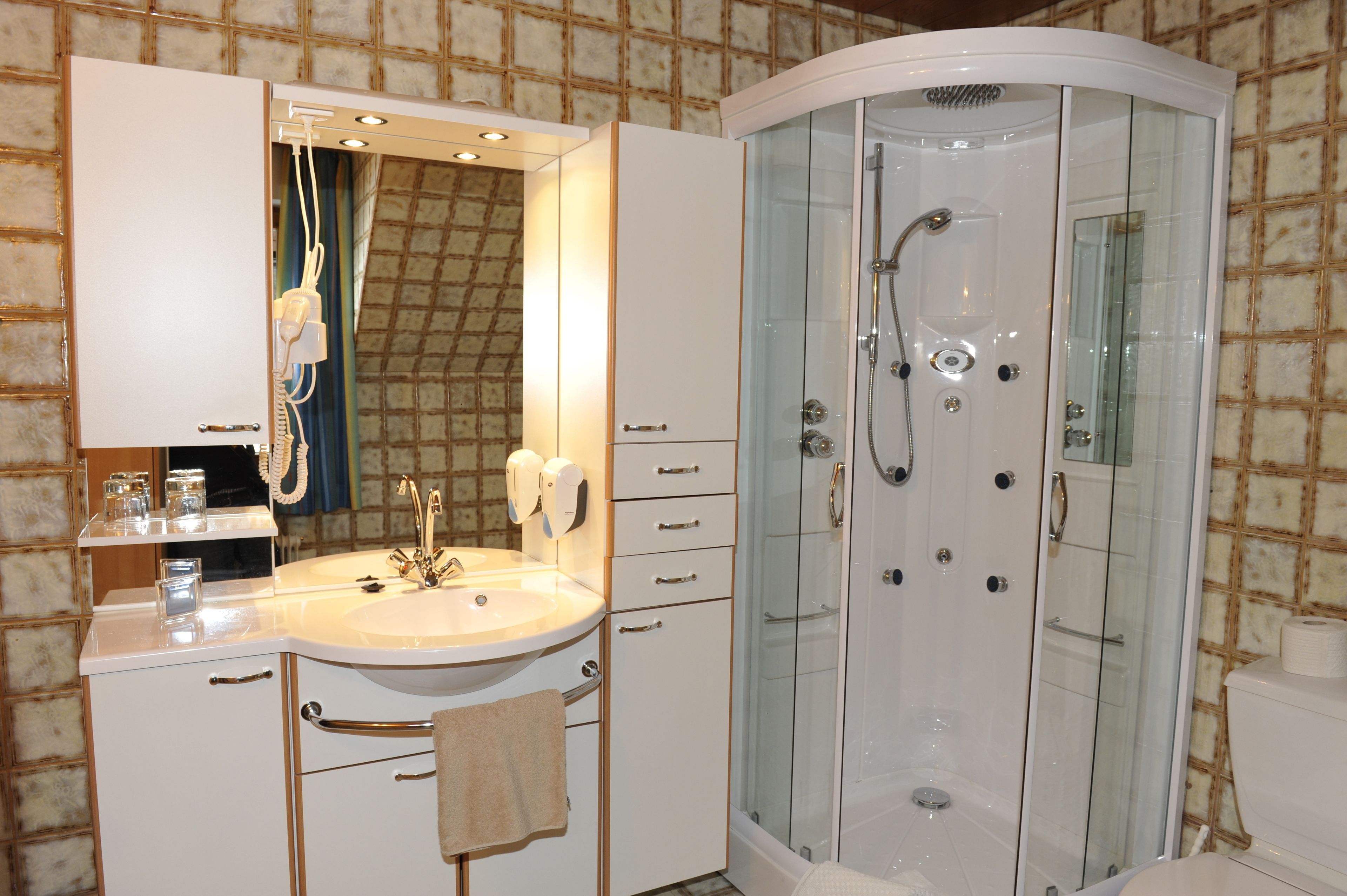 apartment, 3 schlafzimmer, balkon, bergblick (4+2) | bathroom | shower, free toiletries, hair dryer, towels