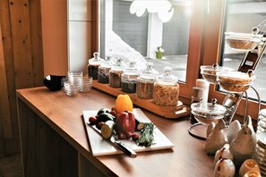 Montaje de un bufé de desayuno con diversos alimentos y acompañamientos.