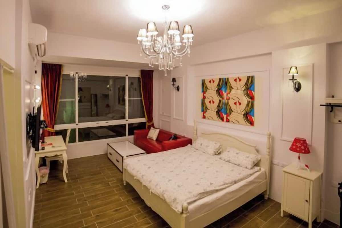 Desk, soundproofing, free WiFi, bed sheets