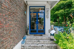 Interior entrance - Oia Cafe B&B (Taitung)