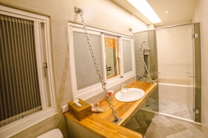 Habitación doble superior (B) | Baño | Regadera, amenidades de baño gratuitas, secadora de cabello, pantuflas 