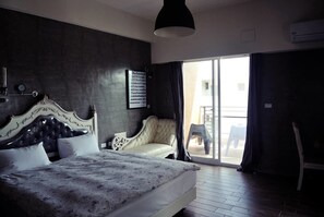 Superior Double Room (C) | Desk, soundproofing, free WiFi, bed sheets - Oia Cafe B&B (Taitung)