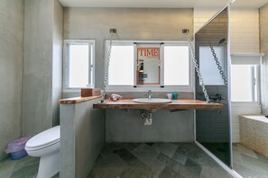 Quarto casal (" -C-") | Banheiro | Chuveiro, produtos de toalete grátis, secador de cabelo, chinelos