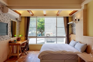 Standard Quadruple Room | Desk, soundproofing, WiFi (free), bed sheets