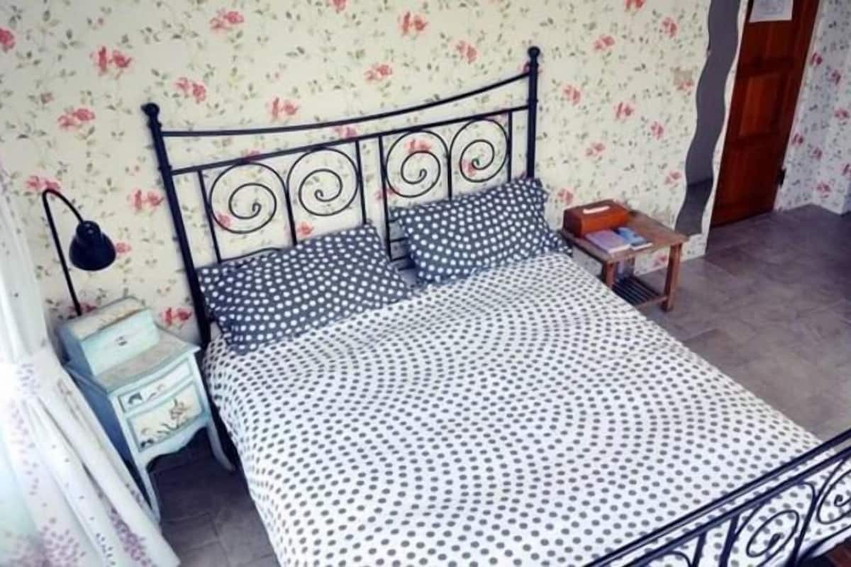 Desk, soundproofing, free WiFi, bed sheets