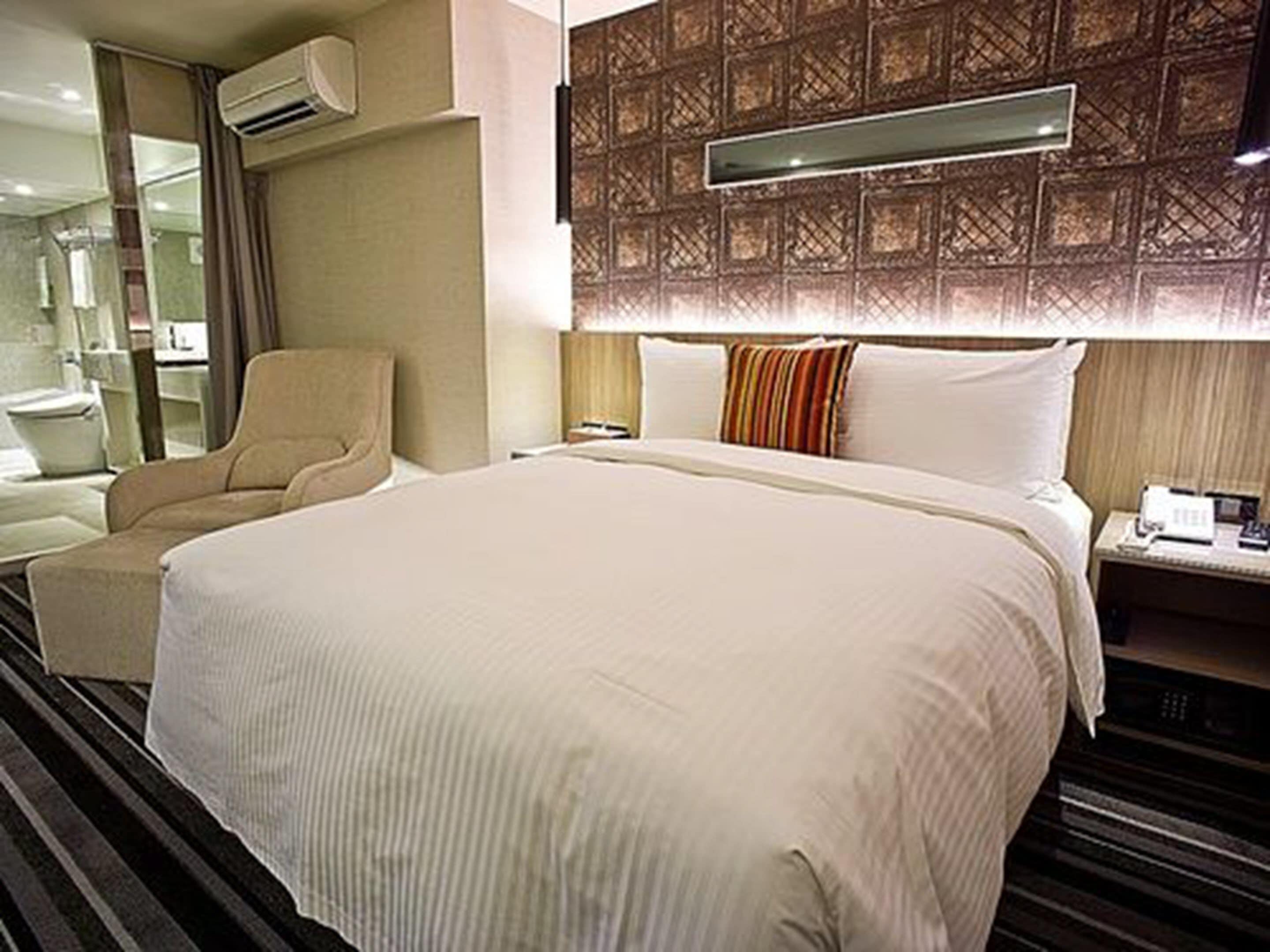 in-room safe, desk, soundproofing, free wifi