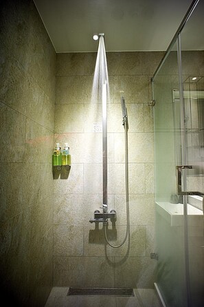 Douche, sèche-cheveux, chaussons, serviettes fournies