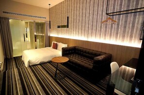 Deluxe Double Room, Non Smoking | Free minibar, in-room safe, desk, blackout drapes - Via Hotel Zhongxiao (Taipei)