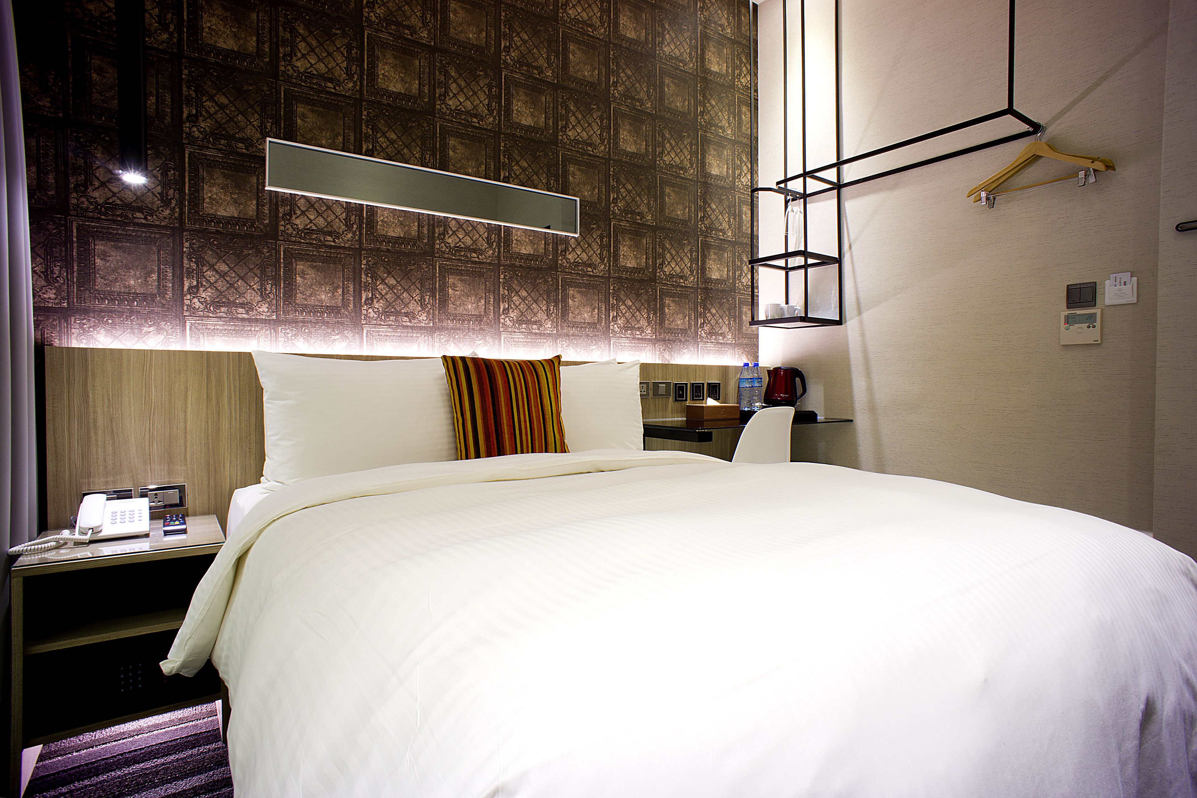 deluxe double room, non smoking | in-room safe, desk, soundproofing, free wifi