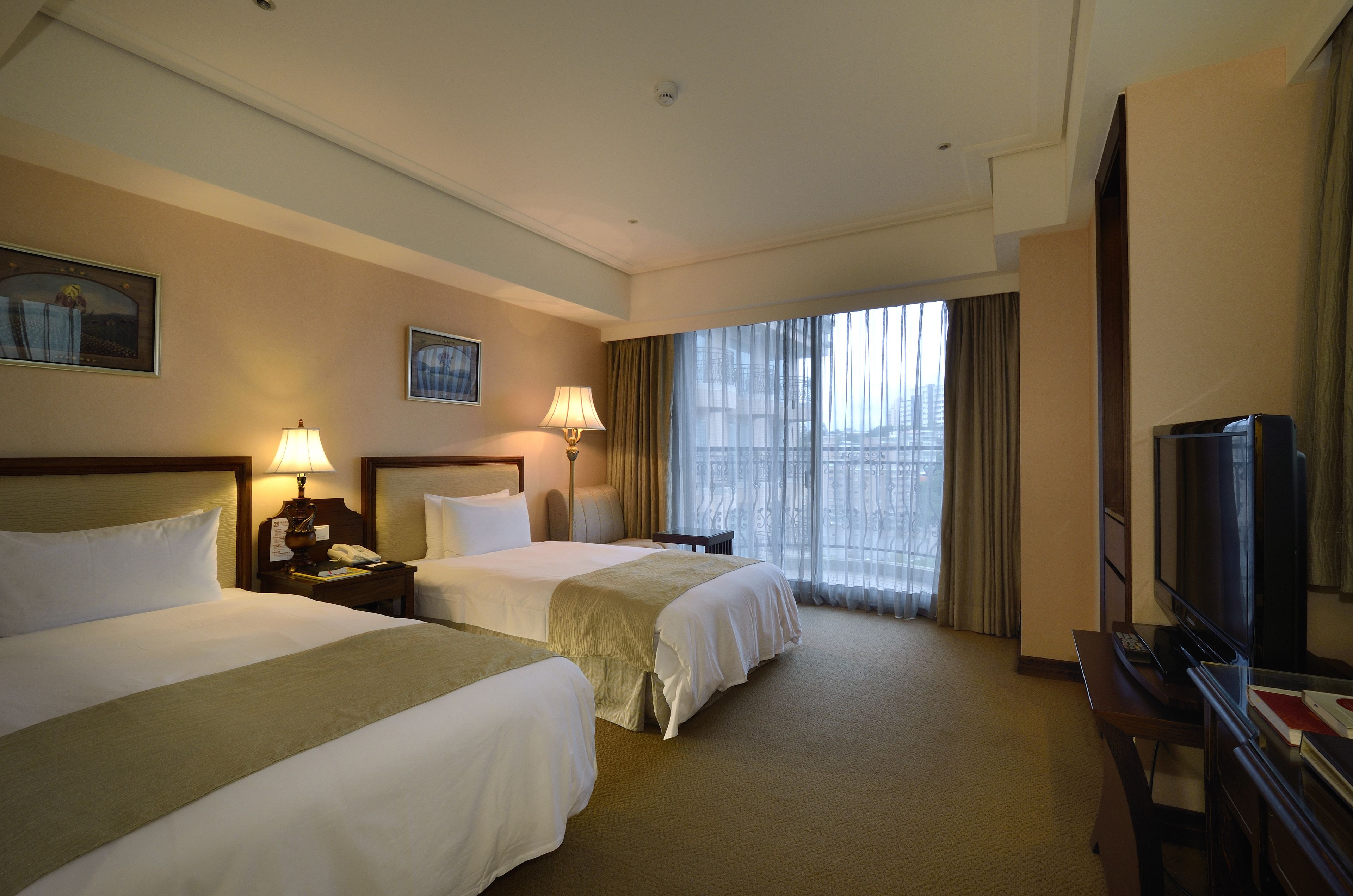 deluxe twin room | 1 bedroom, desk, blackout curtains, soundproofing