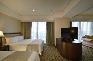 Deluxe Quadruple Room | Desk, blackout curtains, soundproofing, iron/ironing board - Hotel RegaLees (New Taipei City)