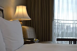 Quarto casal luxo | Escrivaninha, cortinas blackout, quartos à prova de som