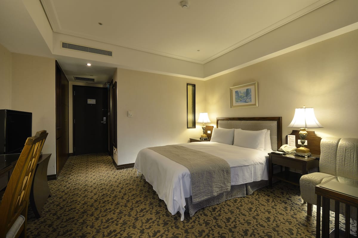 Deluxe Double Room | 1 bilik tidur, meja, langsir/tirai gelap terus, kalis bunyi
