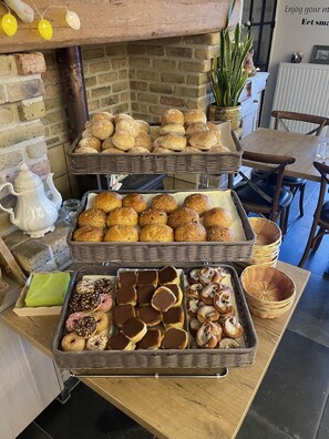 Desayuno de autoservicio incluido todos los días