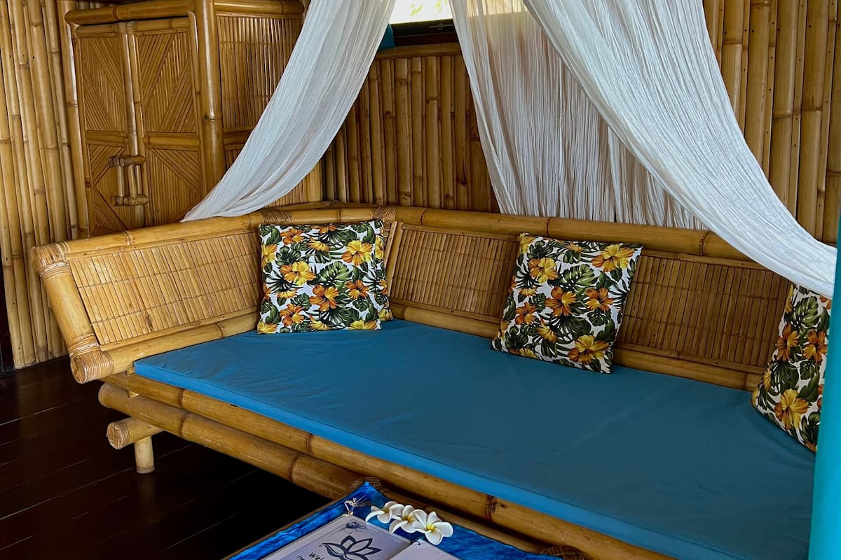 seaview bungalow | blackout curtains, free wifi, bed sheets