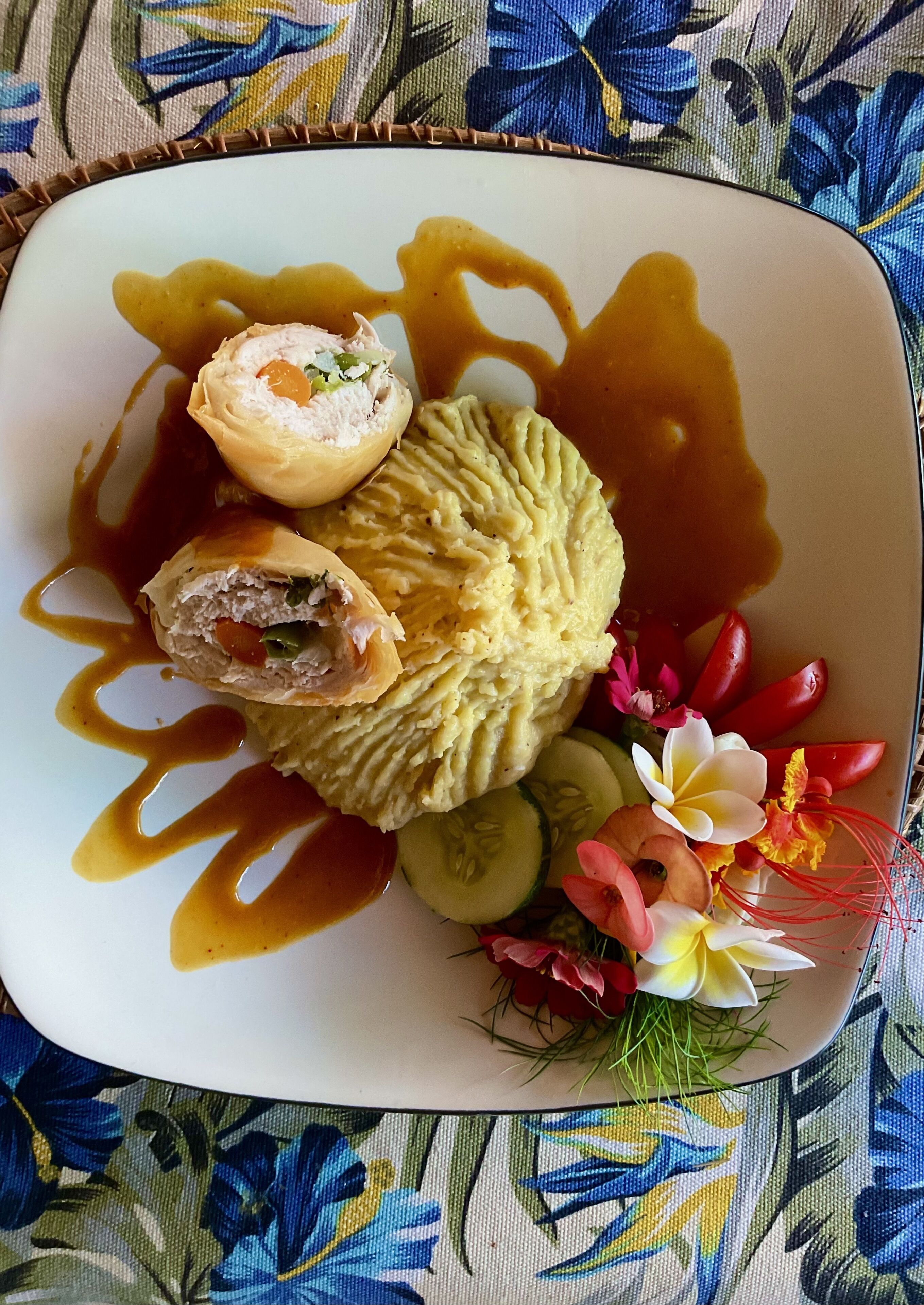 Un plato con un alimento, posiblemente un buñuelo, y salsa.