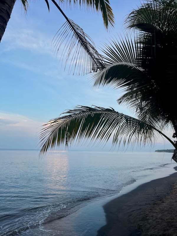 Pantai persendirian, pasir hitam, tuala pantai, urut tepi pantai