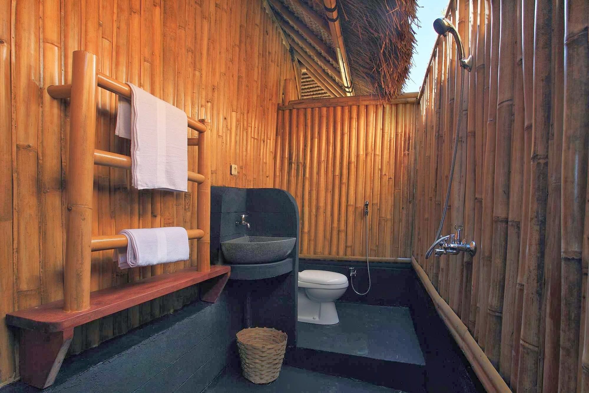backpacker's bungalow | bathroom | shower, towels