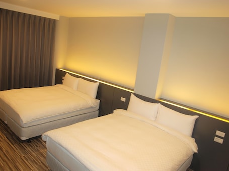 Escritorio, cortinas blackout, sistema de insonorización y wifi gratis . Taimali Hotel