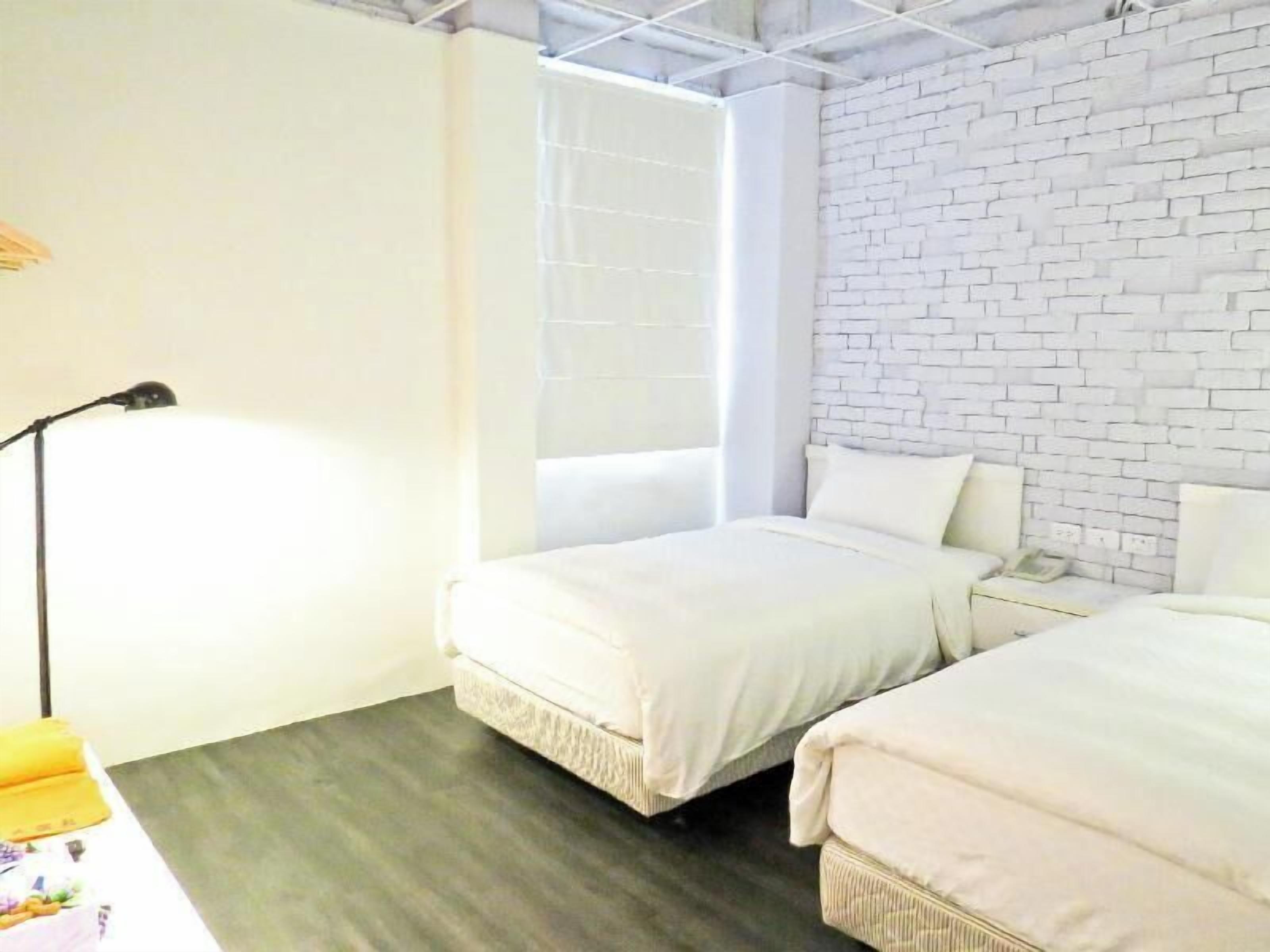 Escritorio, cortinas opacas, sistema de insonorización y wifi gratis