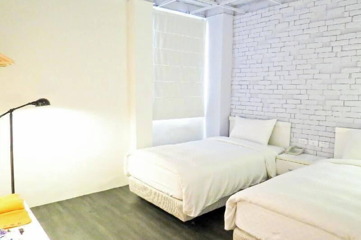 Escritorio, cortinas opacas, sistema de insonorización y wifi gratis