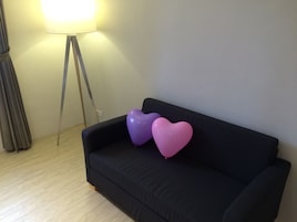 Habitación cuádruple Deluxe | Escritorio, cortinas opacas, sistema de insonorización y wifi gratis