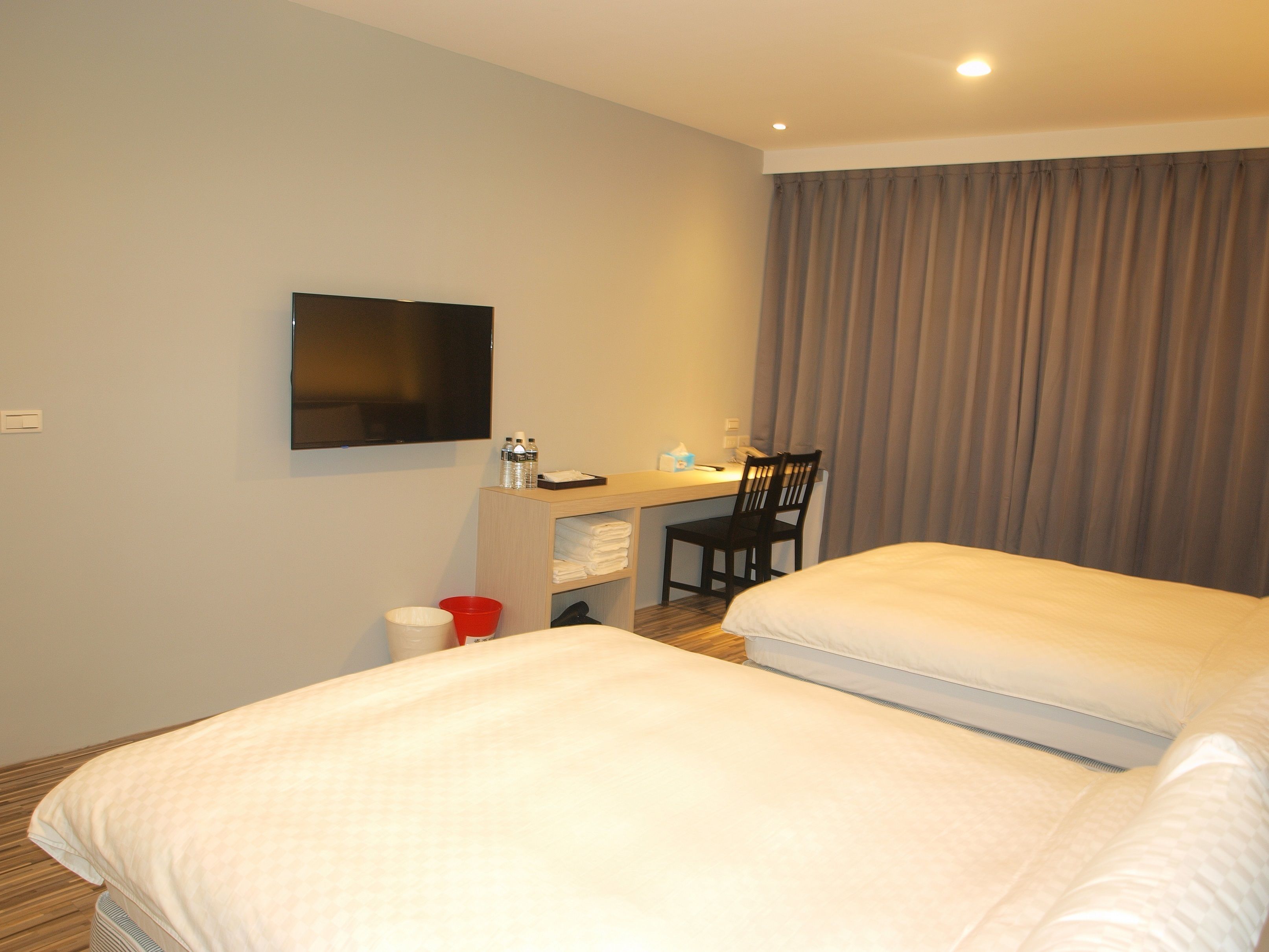 quadruple room | desk, blackout curtains, soundproofing, free wifi