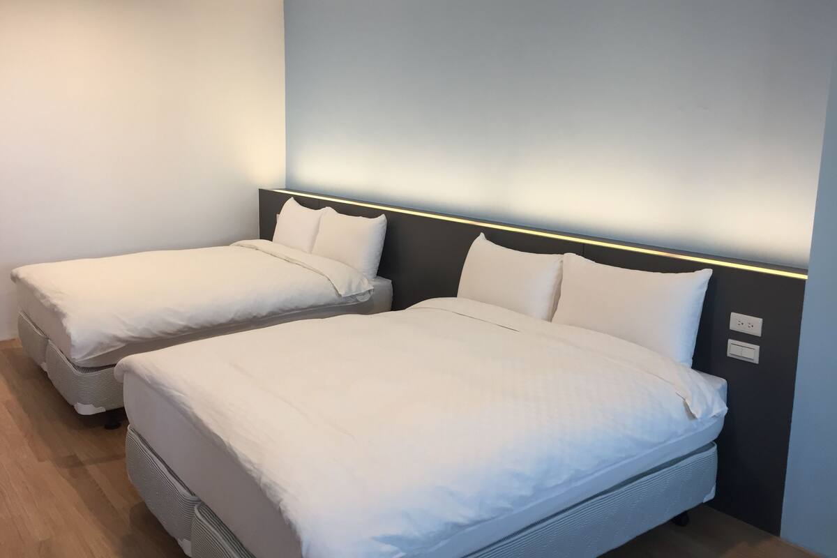 Kamar Quadruple Keluarga, 2 Tempat Tidur Double | Meja kerja, tirai kedap cahaya, kedap suara, dan Wi-Fi gratis