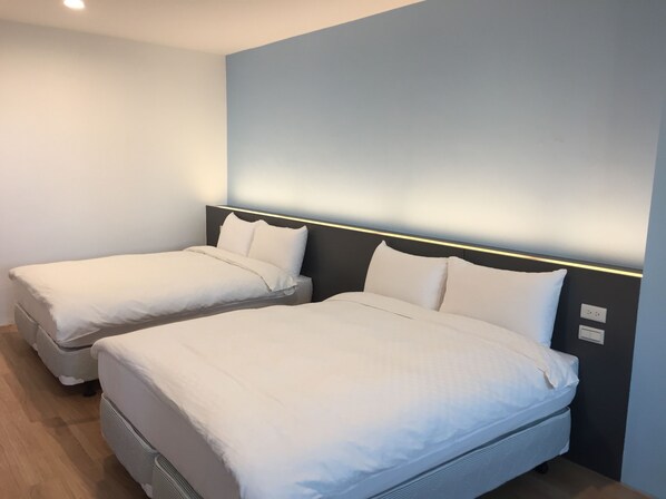 Habitación cuádruple familiar, 2 camas matrimoniales | Escritorio, cortinas blackout, insonorización y wifi gratis 