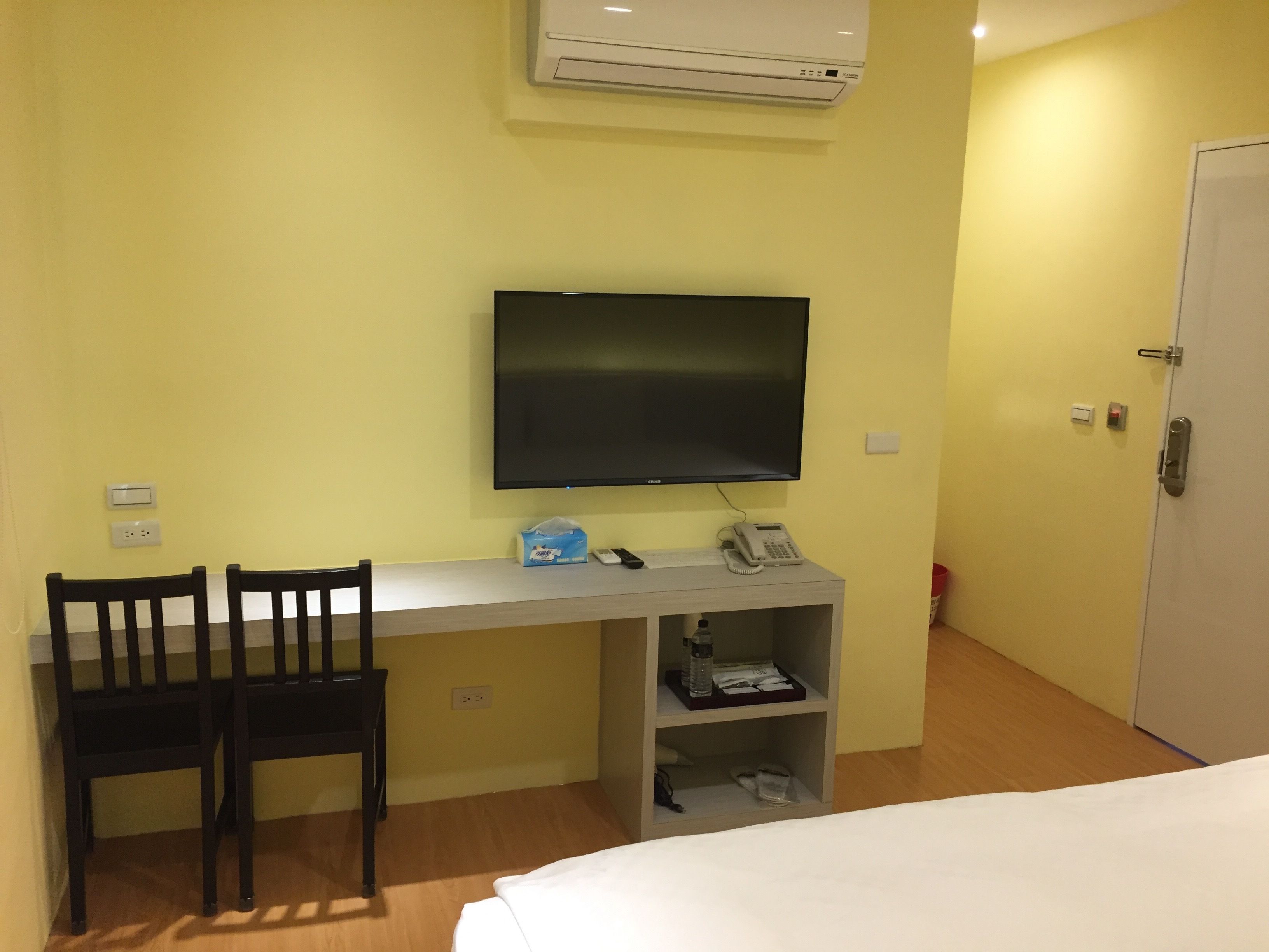 double room | desk, blackout curtains, soundproofing, free wifi