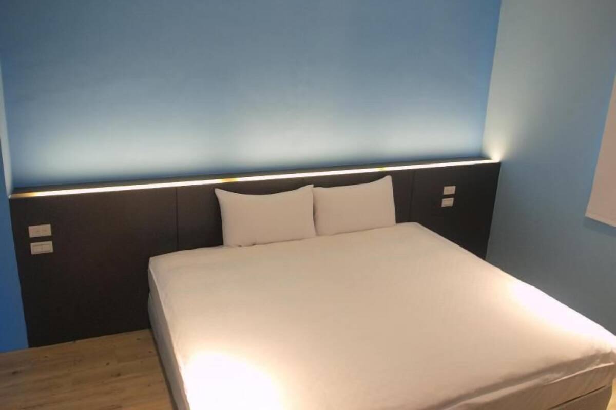 Escritorio, cortinas opacas, sistema de insonorización y wifi gratis