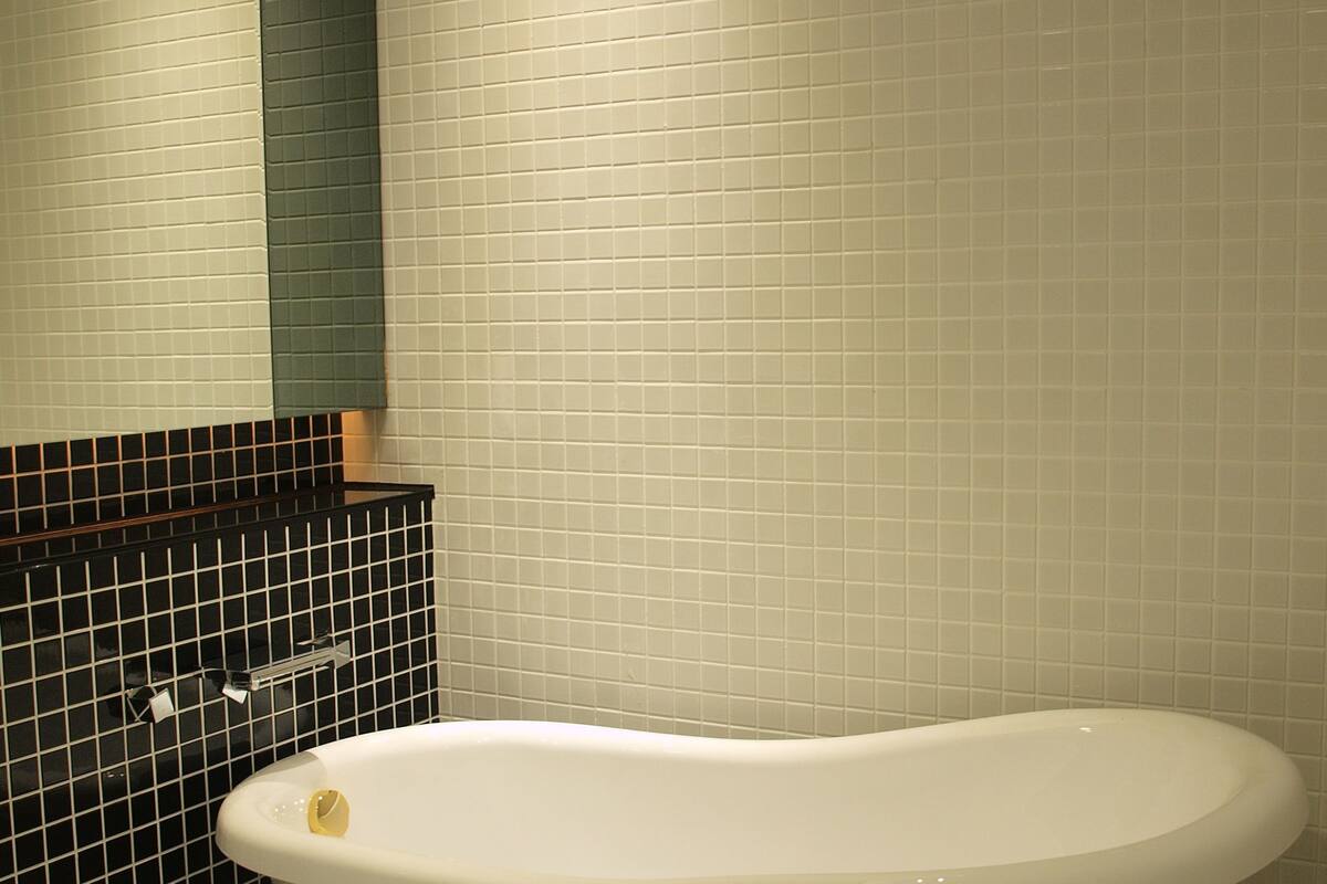 deluxe quadruple room | deep-soaking bathtub