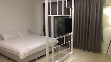 Deluxe Quadruple Room | Desk, blackout drapes, soundproofing, free WiFi
